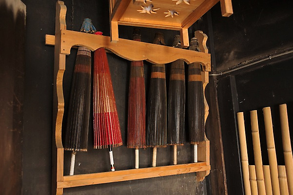 포토 JPG 주간 전통 건축물 건축 아시아 고건축 일본문화 우산 선반 주택 실내 풍경 사람없음 일본 일본전통 목조 일본건축 꽂이 우산꽂이 국내포토 자연요소 동양문화 나라 외국문화 가구 내부 건물 동양건축 파일형식