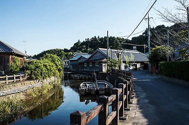 포토 JPG 주간 나무 식물 전통 건축물 아시아 고건축 일본문화 난간 주택 풍경 사람없음 야외 강 마을 일본 일본전통 일본건축 선박 국내포토 자연요소 동양문화 건축 나라 외국문화 수상교통 건물 동양건축 파일형식