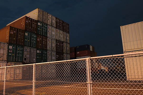 포토 JPG 사람없음 야외 울타리 쌓기 항구 야간 컨테이너 무역 철조망 선적 적재 국내포토 자연요소 산업 교통시설 모션 담장 파일형식