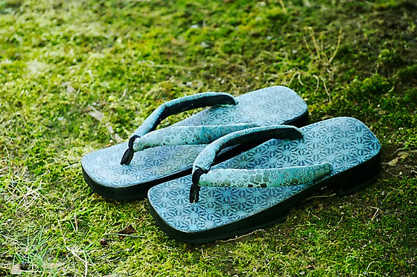 포토 JPG 주간 잡화 신발 일본문화 이끼 풍경 근접촬영 사람없음 야외 아웃포커스 일본 쪼리 오브젝트 일본전통 게다 국내포토 자연요소 동양문화 전통 아시아 뷰포인트 외국문화 촬영기법 샌들 나막신 파일형식