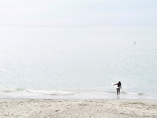 포토 JPG 주간 바다 휴가 사람 풍경 해변 야외 뒷모습 모래사장 서핑보드 서핑 국내포토 자연요소 뷰포인트 수상스포츠 보드_스포츠 파일형식