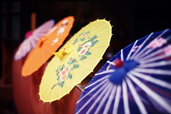 포토 JPG 전통 우산 전통소품 근접촬영 사람없음 아웃포커스 장식 중국 미니어처 오브젝트 국내포토 아시아 뷰포인트 촬영기법 모형 파일형식