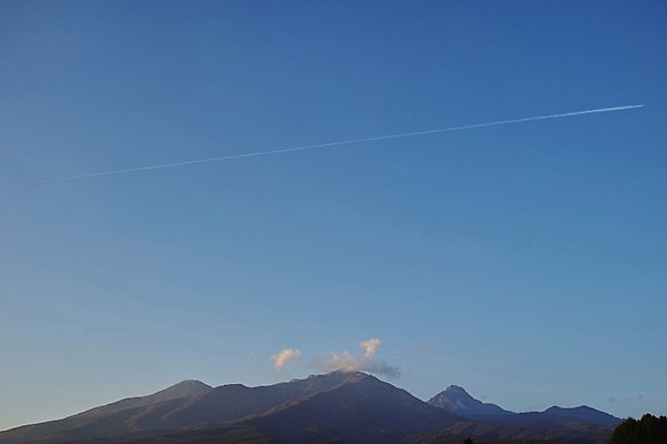 포토 JPG 주간 구름 자연 하늘 산 풍경 사람없음 야외 산등성이 비행운 국내포토 자연요소 생태계 파일형식 구름_자연