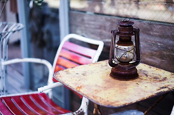 포토 JPG 주간 의자 탁자 조명 거리풍경 사람없음 야외 아웃포커스 도시풍경 램프 빈티지 국내포토 자연요소 가구 컨셉 거리 촬영기법 풍경 도시 파일형식