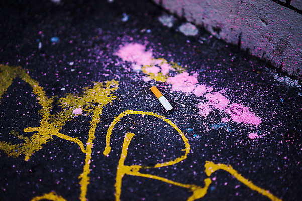 포토 JPG 주간 페인팅 담배 사람없음 야외 아웃포커스 도시풍경 페인트 지저분함 낙서 담배꽁초 국내포토 자연요소 촬영기법 풍경 도시 감각 파일형식