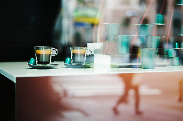 포토 JPG 창문 컵 반사 상점 전시 카페 커피잔 찻잔 쇼윈도 컵받침 국내포토 식기 커피 잔 받침대 파일형식