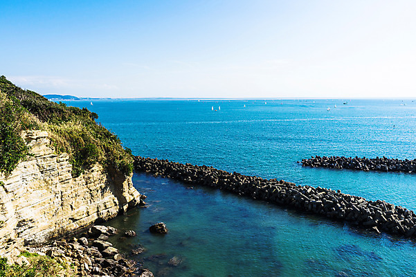 포토 JPG 주간 바다 요트 자연 하늘 풍경 사람없음 야외 절벽 돌_바위 바위 방파제 선박 국내포토 자연요소 공공시설 수상교통 배_교통 생태계 파일형식