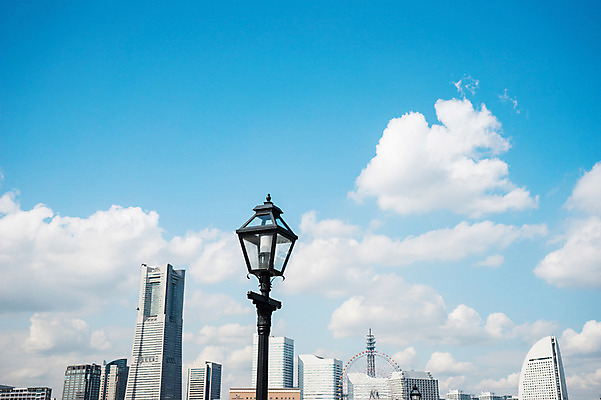 포토 JPG 주간 해외풍경 건축물 가로등 하늘 풍경 빌딩 사람없음 야외 도시풍경 일본 맑음 고층빌딩 도시 대관람차 요코하마 국내포토 자연요소 해외 공공시설 건축 아시아 날씨 건물 놀이기구 파일형식