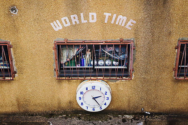 포토 JPG 벽 시계 창문 사람없음 담장 도시풍경 글로벌 시간 창고 쇠창살 국내포토 풍경 도시 파일형식