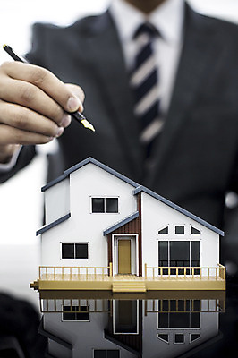 포토 JPG 스튜디오촬영 손 남자 부동산 주택 실내 한명 들기 사람 정장 성인 아웃포커스 신체부위 경제 만년필 모형 비즈니스맨 계약 국내포토 1 옷 비즈니스 모션 촬영기법 내부 건물 펜 직장인 재산 파일형식