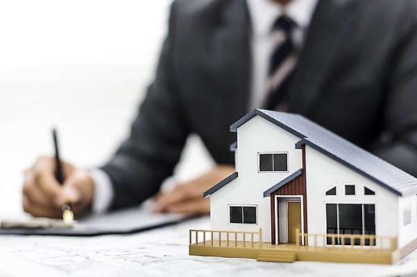 포토 JPG 스튜디오촬영 남자 종이 부동산 주택 실내 한명 사람 정장 상반신 성인 아웃포커스 경제 모형 비즈니스맨 계약 문서 서명 국내포토 1 옷 비즈니스 촬영기법 내부 건물 직장인 재산 파일형식