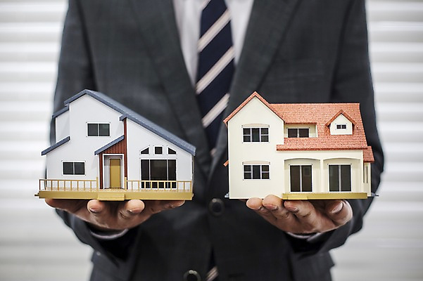 포토 JPG 스튜디오촬영 남자 부동산 주택 실내 한명 들기 사람 정장 성인 경제 모형 비즈니스맨 비교 오브젝트 국내포토 1 옷 컨셉 비즈니스 모션 내부 건물 직장인 재산 파일형식