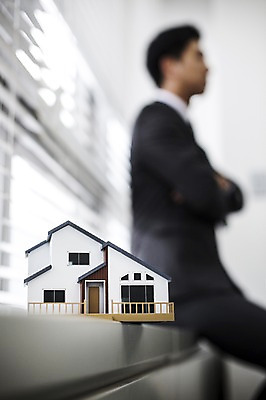 포토 JPG 스튜디오촬영 남자 부동산 주택 실내 한명 사람 정장 성인 아웃포커스 경제 모형 비즈니스맨 국내포토 1 옷 비즈니스 촬영기법 내부 건물 직장인 재산 파일형식