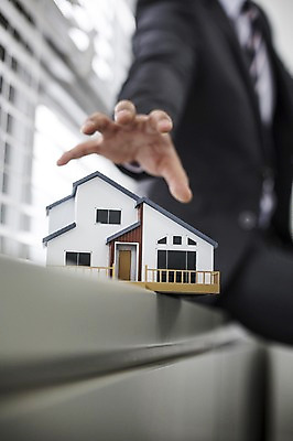 포토 JPG 스튜디오촬영 남자 부동산 주택 실내 한명 사람 정장 성인 아웃포커스 경제 모형 비즈니스맨 국내포토 1 옷 비즈니스 촬영기법 내부 건물 직장인 재산 파일형식