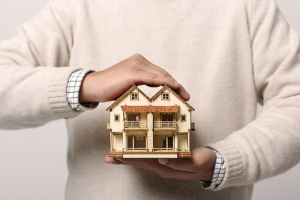 포토 JPG 스튜디오촬영 남자 부동산 주택 실내 한명 들기 사람 성인 경제 모형 국내포토 1 모션 내부 건물 재산 파일형식