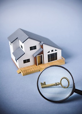 포토 JPG 스튜디오촬영 돋보기 열쇠 부동산 주택 실내 사람없음 경제 모형 월세 전세 국내포토 내부 건물 재산 파일형식