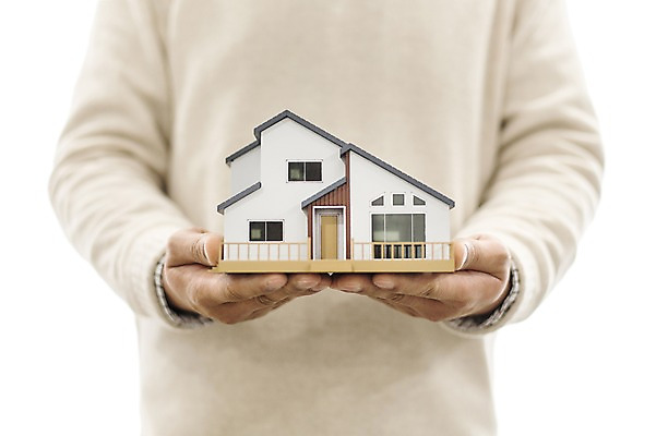 포토 JPG 스튜디오촬영 손 남자 부동산 주택 실내 한명 들기 사람 성인 아웃포커스 경제 모형 국내포토 1 모션 촬영기법 내부 건물 신체부위 재산 파일형식