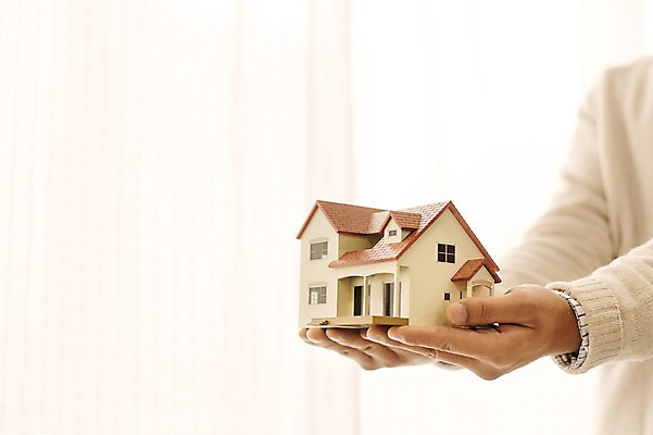 포토 JPG 스튜디오촬영 남자 부동산 주택 실내 한명 들기 사람 성인 경제 모형 오브젝트 월세 전세 국내포토 1 모션 내부 건물 재산 파일형식