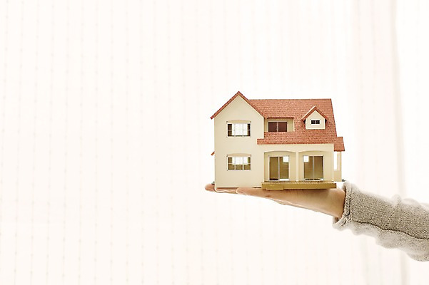 포토 JPG 스튜디오촬영 손 부동산 주택 실내 들기 사람 신체부위 경제 모형 오브젝트 월세 전세 국내포토 모션 내부 건물 재산 파일형식