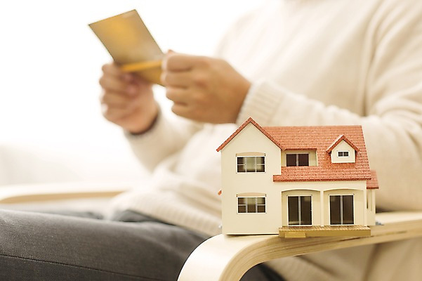 포토 JPG 스튜디오촬영 남자 의자 부동산 주택 실내 한명 사람 앉기 성인 경제 모형 통장 월세 전세 국내포토 1 가구 모션 내부 건물 금융 재산 파일형식