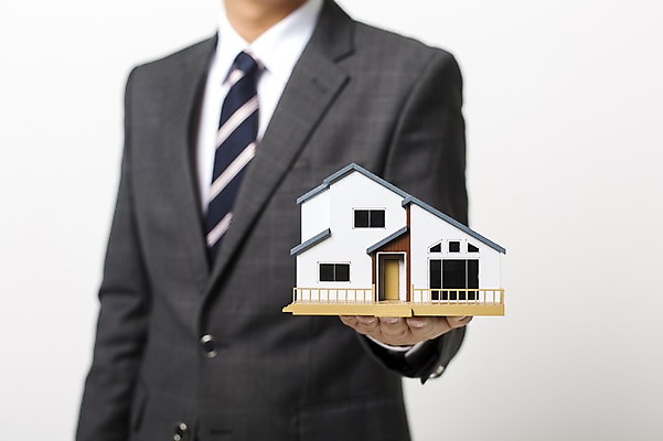 포토 JPG 스튜디오촬영 남자 부동산 주택 실내 한명 들기 사람 정장 성인 아웃포커스 모형 비즈니스맨 월세 전세 국내포토 1 옷 비즈니스 모션 촬영기법 내부 건물 직장인 재산 파일형식