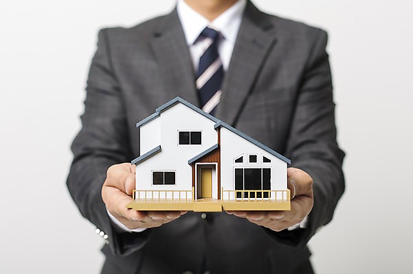 포토 JPG 스튜디오촬영 남자 부동산 주택 실내 한명 들기 사람 정장 성인 아웃포커스 모형 비즈니스맨 월세 전세 국내포토 1 옷 비즈니스 모션 촬영기법 내부 건물 직장인 재산 파일형식