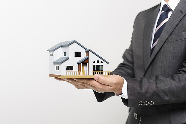 포토 JPG 스튜디오촬영 남자 부동산 주택 실내 한명 들기 사람 정장 성인 모형 비즈니스맨 월세 전세 국내포토 1 옷 비즈니스 모션 내부 건물 직장인 재산 파일형식