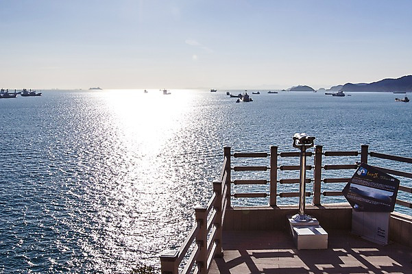 포토 JPG 주간 한국 풍경 해변 사람없음 야외 관광지 울타리 망원경 산책로 부산 선박 영도 국내포토 자연요소 아시아 길 바다 여행 수상교통 담장 파일형식