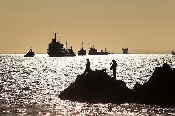 포토 JPG 주간 남자 바다 배경화면 낚시 한국 사람 풍경 성인 야외 두명 일몰 돌_바위 바위 부산 선박 영도 성인남자만 국내포토 자연요소 아시아 수상교통 레저 노을 남자만 성인만 파일형식