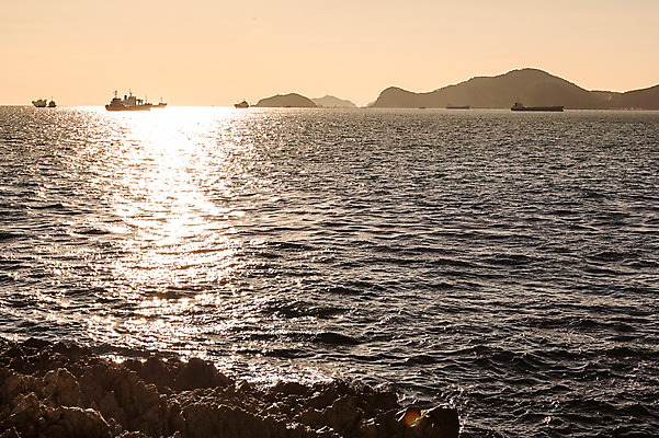 포토 JPG 주간 바다 산 한국 풍경 사람없음 야외 일몰 돌_바위 바위 부산 선박 영도 국내포토 자연요소 아시아 수상교통 노을 파일형식