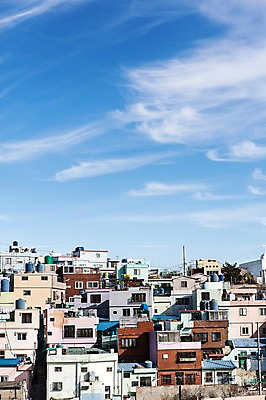 포토 JPG 구름 하늘 주택 한국 풍경 사람없음 건물 마을 맑음 부산 감천문화마을 벽화마을 국내포토 자연요소 건축물 아시아 날씨 파일형식