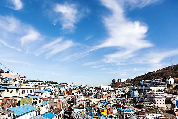 포토 JPG 구름 배경화면 하늘 주택 한국 풍경 사람없음 건물 마을 맑음 부산 감천문화마을 벽화마을 국내포토 자연요소 건축물 아시아 날씨 파일형식