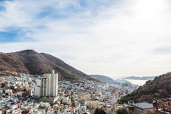 포토 JPG 구름 하늘 산 한국 풍경 사람없음 건물 마을 맑음 부산 감천문화마을 벽화마을 국내포토 자연요소 건축물 아시아 날씨 파일형식
