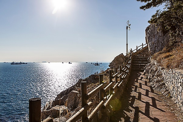 포토 JPG 주간 바다 여행 한국 풍경 해변 사람없음 야외 울타리 산책로 돌_바위 바위 부산 선박 갈맷길 영도 국내포토 자연요소 아시아 길 수상교통 담장 파일형식