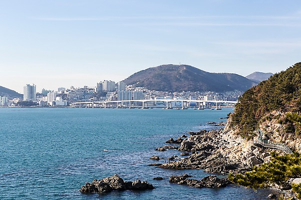 포토 JPG 주간 바다 산 한국 풍경 빌딩 사람없음 야외 산책로 돌_바위 바위 도시 부산 가교 갈맷길 영도 국내포토 자연요소 건축물 아시아 길 건물 파일형식