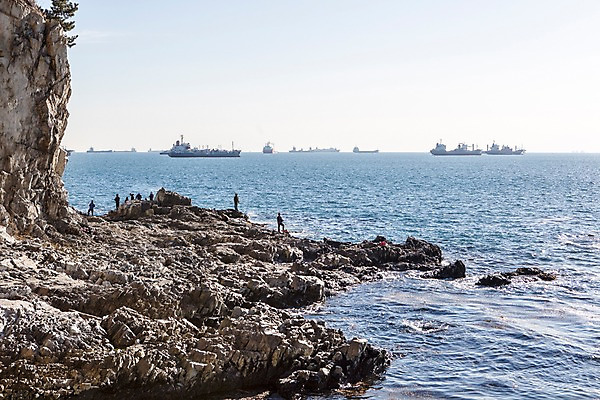 포토 JPG 주간 바다 한국 사람 풍경 해변 야외 절벽 돌_바위 바위 부산 선박 갈맷길 영도 국내포토 자연요소 아시아 수상교통 파일형식