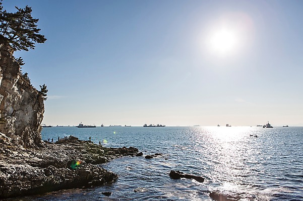 포토 JPG 주간 바다 한국 사람 풍경 해변 야외 절벽 돌_바위 바위 부산 선박 갈맷길 영도 국내포토 자연요소 아시아 수상교통 파일형식
