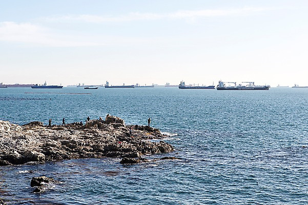 포토 JPG 주간 바다 한국 사람 풍경 여러명 해변 야외 돌_바위 바위 부산 선박 갈맷길 영도 국내포토 자연요소 아시아 다수 수상교통 파일형식