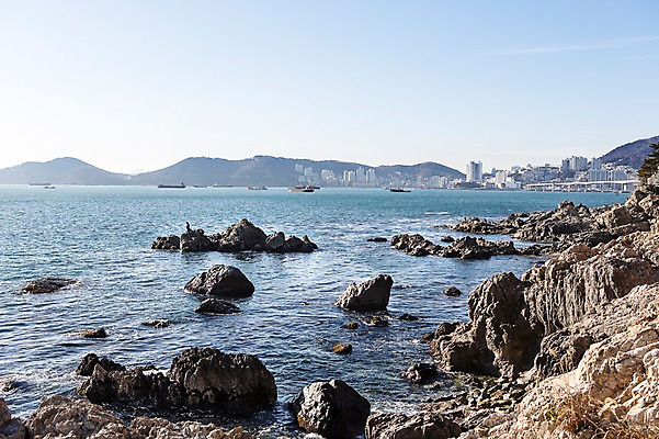 포토 JPG 주간 바다 배경화면 하늘 산 한국 풍경 해변 사람없음 야외 돌_바위 바위 도시 부산 갈맷길 영도 국내포토 자연요소 아시아 파일형식