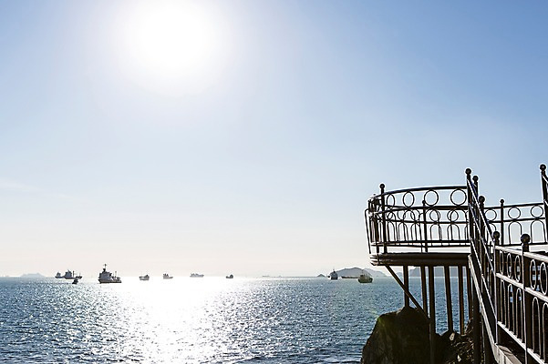 포토 JPG 주간 바다 하늘 한국 해변 사람없음 야외 울타리 산책로 부산 선박 갈맷길 영도 국내포토 자연요소 아시아 길 수상교통 담장 파일형식