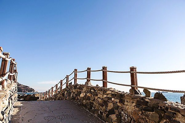 포토 JPG 주간 바다 배경화면 한국 돌담 풍경 사람없음 야외 울타리 산책로 부산 영도 국내포토 자연요소 아시아 길 담장 돌_바위 파일형식