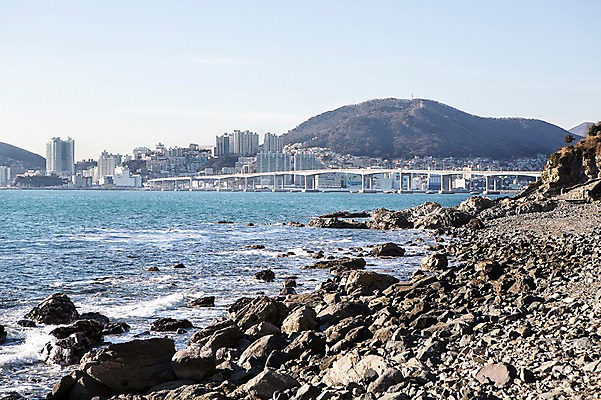 포토 JPG 주간 바다 배경화면 산 한국 풍경 빌딩 해변 사람없음 야외 건물 돌_바위 바위 도시 부산 가교 영도 국내포토 자연요소 건축물 아시아 파일형식