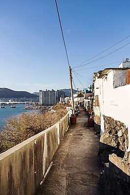 포토 JPG 주간 길 바다 주택 한국 풍경 사람없음 야외 담장 마을 골목길 부산 전선줄 영도 국내포토 자연요소 아시아 건물 전선 파일형식