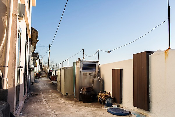 포토 JPG 주간 길 한국 풍경 사람없음 야외 건물 담장 항아리 골목길 부산 전선줄 영도 국내포토 자연요소 건축물 아시아 전선 도자기 파일형식