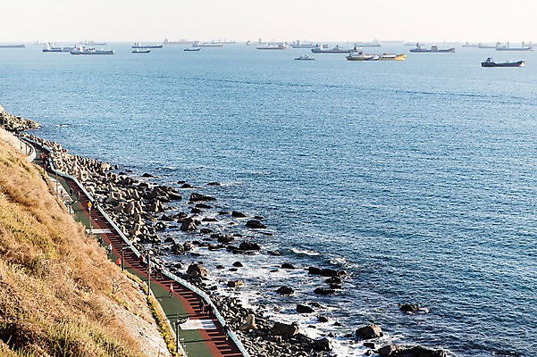 포토 JPG 주간 바다 한국 사람 여러명 해변 야외 산책로 돌_바위 바위 부산 선박 영도 국내포토 자연요소 아시아 길 다수 수상교통 파일형식