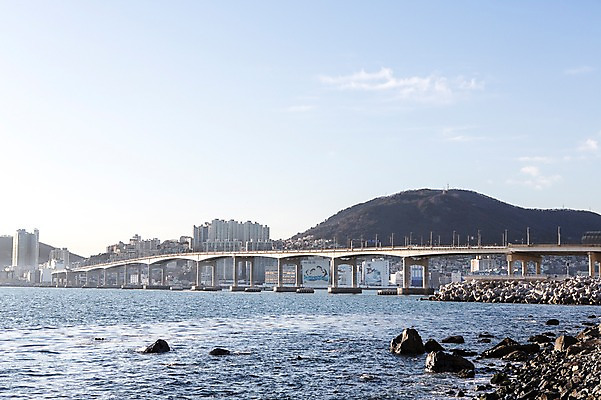 포토 JPG 주간 바다 산 한국 풍경 사람없음 야외 돌_바위 바위 부산 가교 영도 국내포토 자연요소 건축물 아시아 파일형식