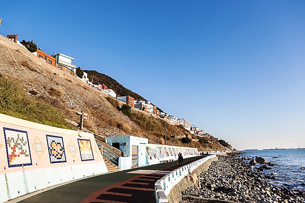 포토 JPG 주간 바다 배경화면 한국 사람 풍경 여러명 해변 야외 산책로 부산 영도 국내포토 자연요소 아시아 길 다수 파일형식