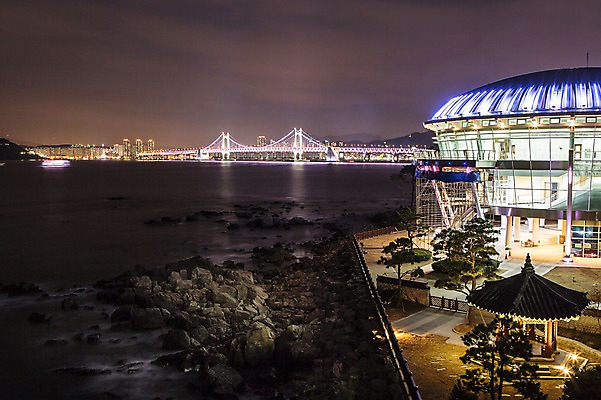 포토 JPG 바다 배경화면 야경 조명 한국 사람없음 야외 돌_바위 바위 부산 광안대교 해운대 가교 누리마루 APEC하우스 국내포토 건축물 아시아 다리_건축물 야간 파일형식 풍경_경치