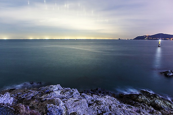 포토 JPG 구름 바다 배경화면 야경 하늘 한국 등대 사람없음 야외 일몰 돌_바위 바위 부산 해운대 국내포토 자연요소 아시아 노을 야간 파일형식 풍경_경치
