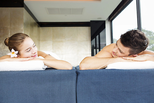 포토 JPG 서양인 외국인 해외기획촬영 커플 2012년태국 여자 남자 여유 창문 휴식 실내 사람 성인 두명 수건 뷰티 마주보기 스파 마사지 매끈함 의료성형뷰티 성인만 국내포토 감정 컨셉 관계 모션 인종 내부 위생용품 감각 파일형식